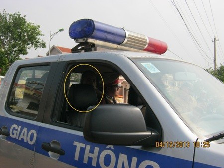 Biết được đây là đối tượng nguy hiểm nên đội đã xin tăng cường lực lượng để có biện pháp xử lý. Khi lực lượng làm nhiệm vụ yêu cầu tài xế để CSGT lái xe về đồn làm việc, tài xế một mực không cho, đòi tự lái xe về đồn. Tuy nhiên, khi một cán bộ ngồi lên xe thì tài xế này không chạy về đồn mà chạy thẳng về nhà