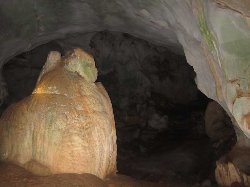 Hình thù một quả đào tiên ở trong hang. Hình thù một quả đào tiên ở bên trong hang