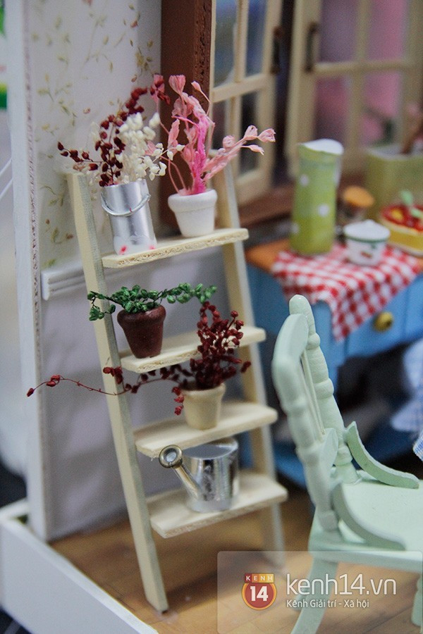 Từng chi tiết nhỏ li ti như phòng ăn, bàn ăn, phòng tắm, giường ngủ, chiếc ghế... đều được làm ra khéo léo tạo cảm giác giống 1 ngôi nhà thật. Từng chi tiết nhỏ li ti như phòng ăn, bàn ăn, phòng tắm, giường ngủ, chiếc ghế... đều được làm ra khéo léo tạo cảm giác giống 1 ngôi nhà thật. Bài viết: http://news.zing.vn/Chi-em-sinh-doi-co-tai-lam-do-handmade-xinh-xan-post356056.html#home_cate.tinphu Nguồn Zing News