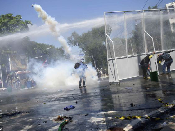 Cảnh sát bắn lựu đạn cay vào người biểu tình