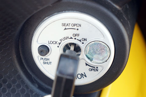 Ổ khóa tích hợp mở cốp