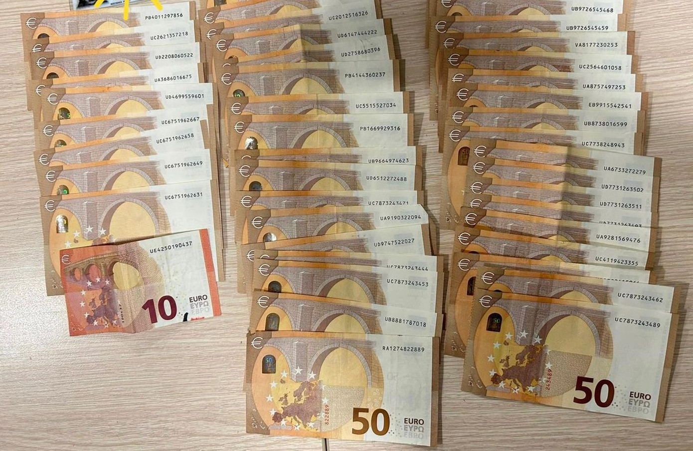 Hơn 2.300 Euro trong áo khoác vị khách người Pháp bỏ quên ở sân bay Nội Bài. Hơn 2.300 Euro trong áo khoác vị khách người Pháp bỏ quên ở sân bay Nội Bài.