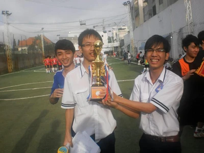 Cường (phải) còn là bí thư Đoàn năng nổ. Ảnh: Q.M