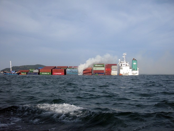 Đám cháy được xảy định xuất phát từ một thùng container 40 feet, màu xanh nằm bên mạn trái