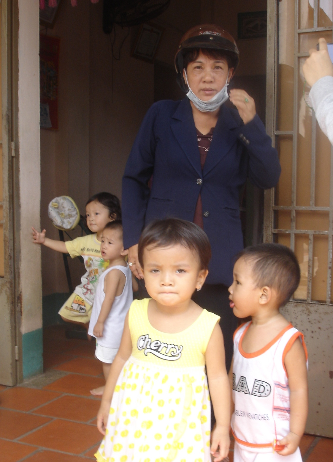 Bà Phụng và các trẻ em tại nhà trẻ tư nhân. Ảnh: Song Nguyên