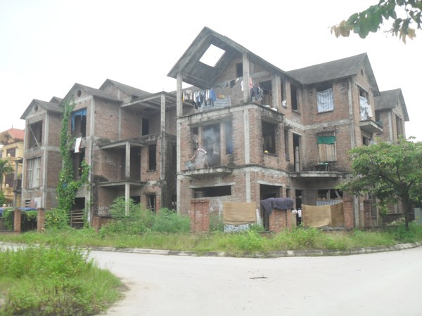 Những ngôi biệt thự đồ sộ bị bỏ hoang 