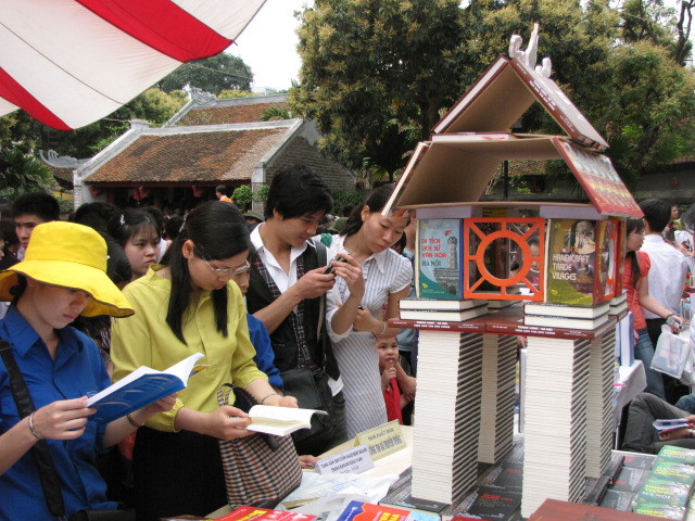 Công trình xếp sách nghệ thuật mô phỏng Văn Miếu - Quốc Tử Giám . Công trình xếp sách nghệ thuật mô phỏng Văn Miếu Quốc tử giám