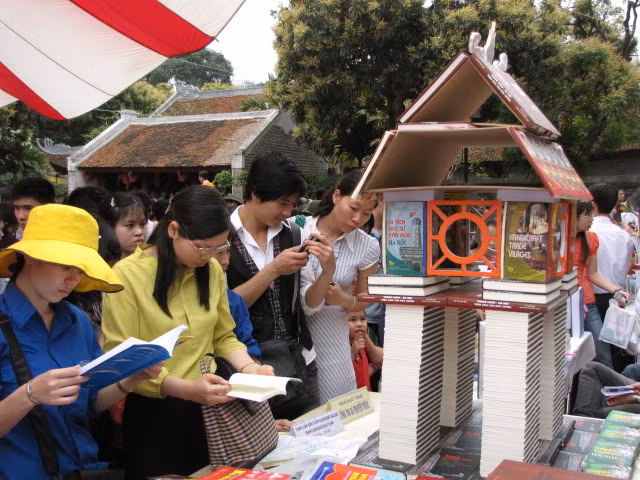 Công trình xếp sách nghệ thuật mô phỏng Văn Miếu Quốc tử giám 