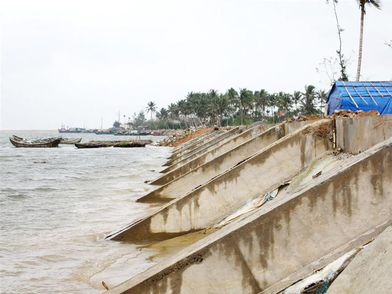 Thiếu vốn nên công trình kè Đức Lợi thi công cầm chừng - Ảnh: Phú Đức