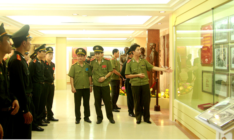 Các đoàn viên thanh niên ôn lại lịch sử và những mốc son của lực lượng Cảnh vệ tại phòng truyền thống (số 1, Lê Hồng Phong)