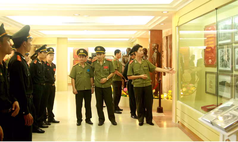 Các đoàn viên thanh niên ôn lại lịch sử và những mốc son của lực lượng Cảnh vệ tại phòng truyền thống (số 1, Lê Hồng Phong)