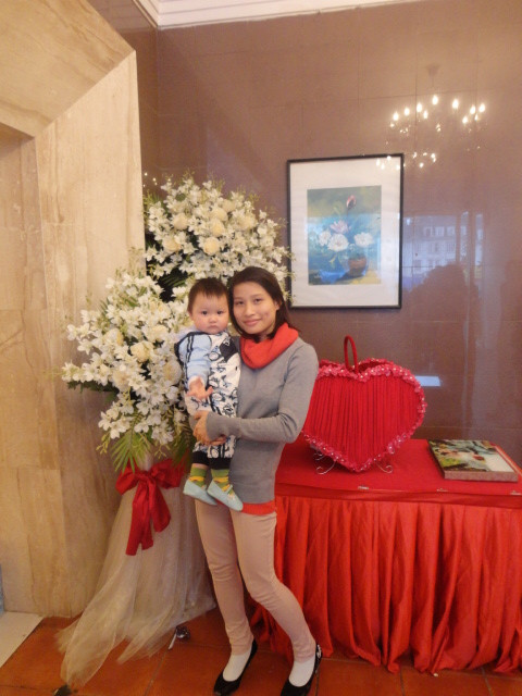 Mới mấy tháng trước thôi, Teddy trông y hệt một cu cậu ấy! Bây giờ thì Teddy cũng váy, cũng kẹp tóc, cũng "sexy" như ai!