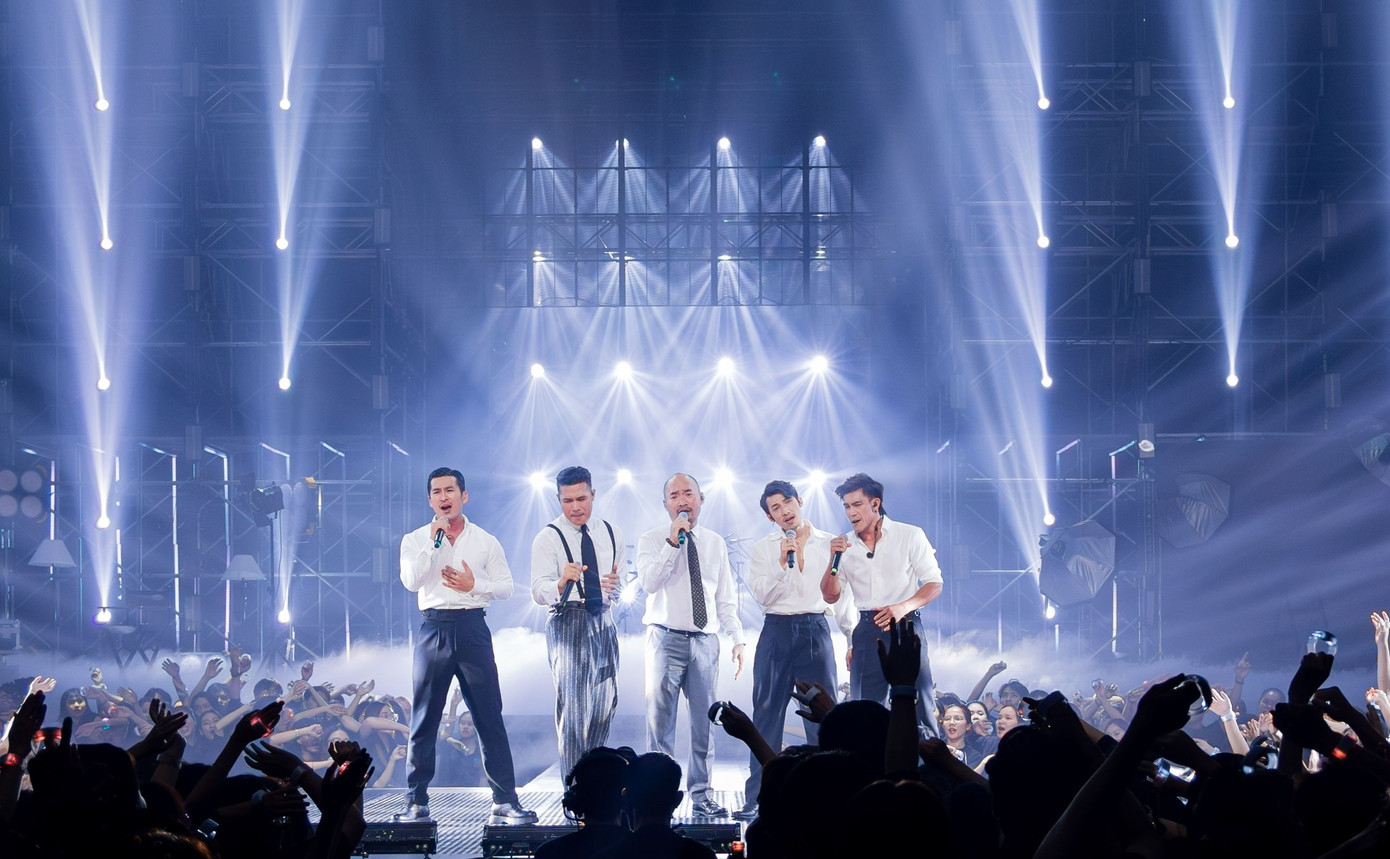 Tiến Luật (giữa) qua mặt các đồng đội ca sĩ giành 300 điểm hỏa lực. Ảnh: BTC