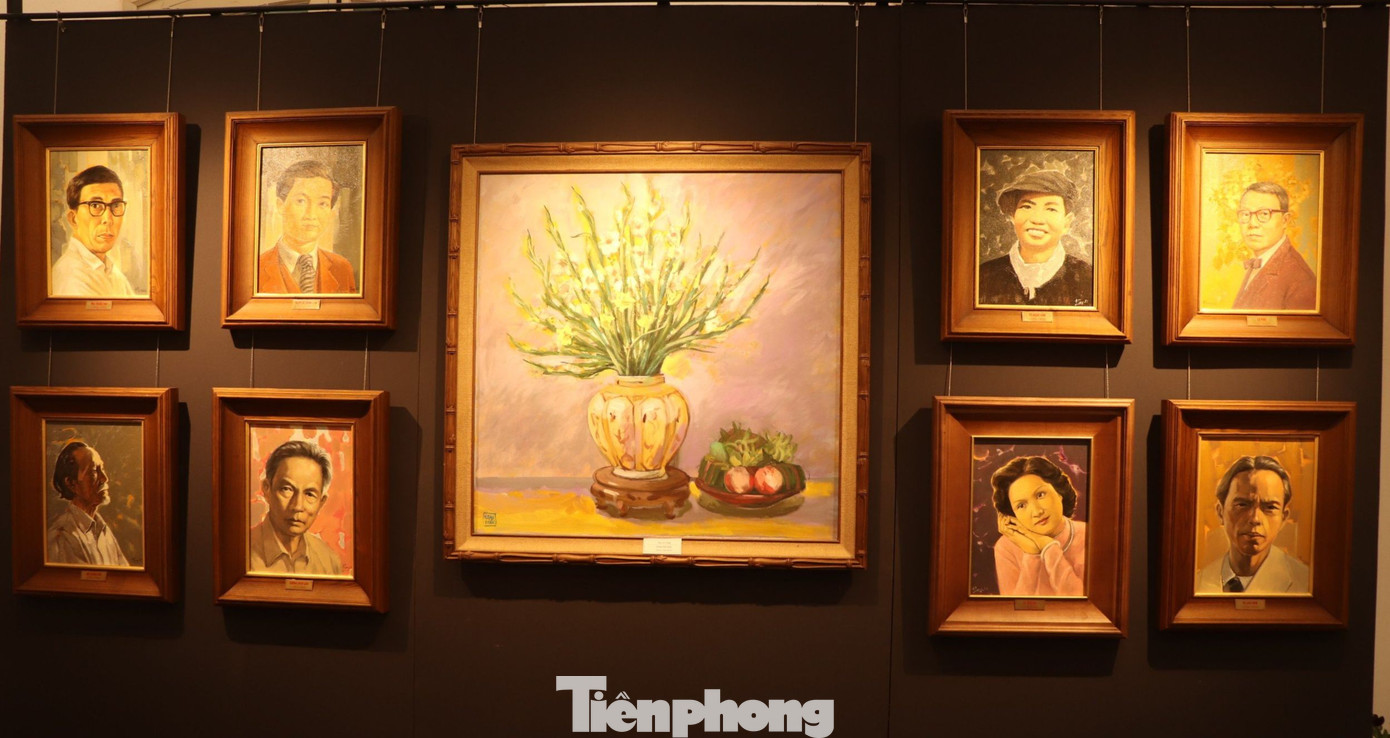 Xen kẽ các bức chân dung là những tác phẩm nghệ thuật của các họa sĩ nổi danh đương đại và những tác giả trẻ góp phần làm rạng danh Thủ đô. Cuối thế kỷ 19 đến đầu thế kỷ 20 là giai đoạn vàng son trong lịch sử nghệ thuật Việt Nam. Các họa sĩ thời kỳ này không chỉ đóng góp vào việc phát triển mỹ thuật mà còn tạo nên những dấu ấn sâu đậm, làm phong phú thêm cuộc sống văn hóa của Hà Nội.