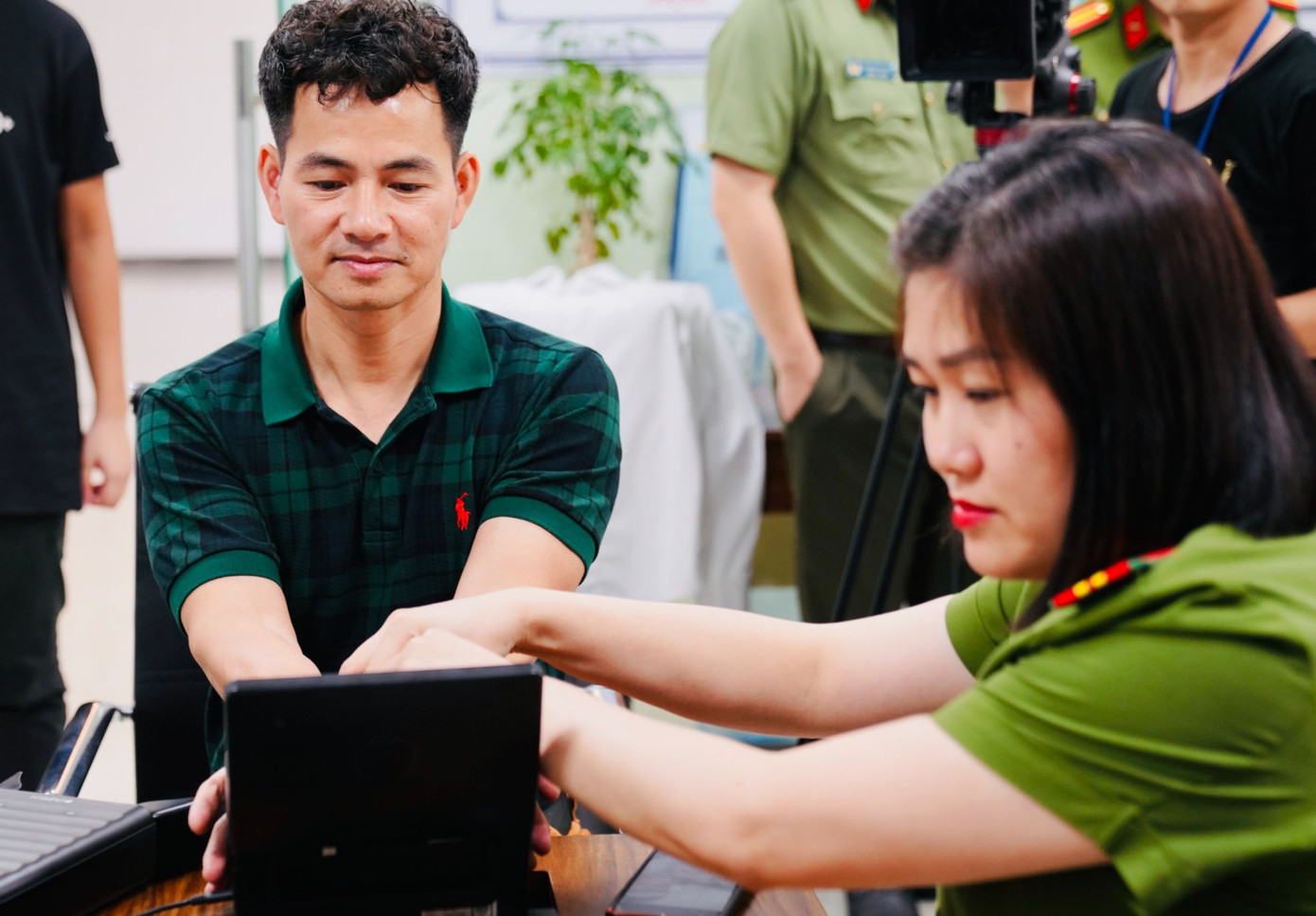 NSND Xuân Bắc làm thủ tục cấp thẻ căn cước. Ảnh: NVCC. NSND Xuân Bắc làm thủ tục cấp thẻ căn cước. Ảnh: NVCC.