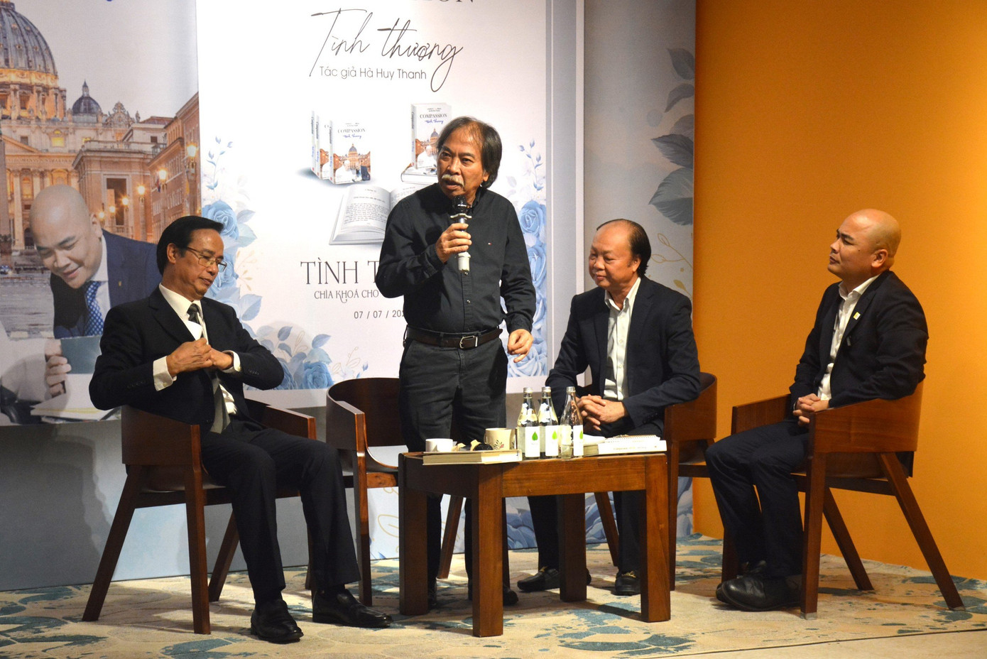 Nhà thơ Nguyễn Quang Thiều (giữa) cùng tác giả (ngoài cùng bên phải) và diễn giả nói về nguyên lý của tình thương.