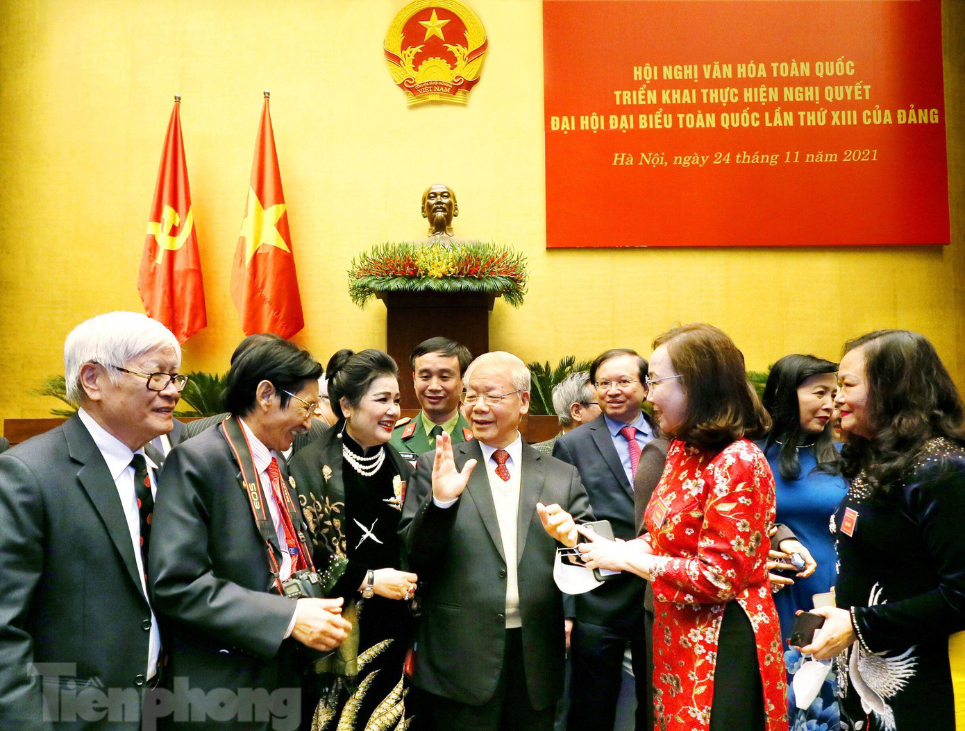 Sinh thời, Tổng Bí thư Nguyễn Phú Trọng không chỉ dành sự quan tâm đặc biệt đến văn hóa mà còn quan tâm đến văn nghệ sĩ. Vì vậy, Tổng Bí thư Nguyễn Phú Trọng không ít lần gặp mặt, nói chuyện và có những chỉ đạo sâu sát. Bức ảnh được chụp bên lề Hội nghị Văn hóa toàn quốc 2021 thể hiện tình cảm, sự quan tâm của Tổng Bí thư Nguyễn Phú Trọng. Ảnh: Như Ý.