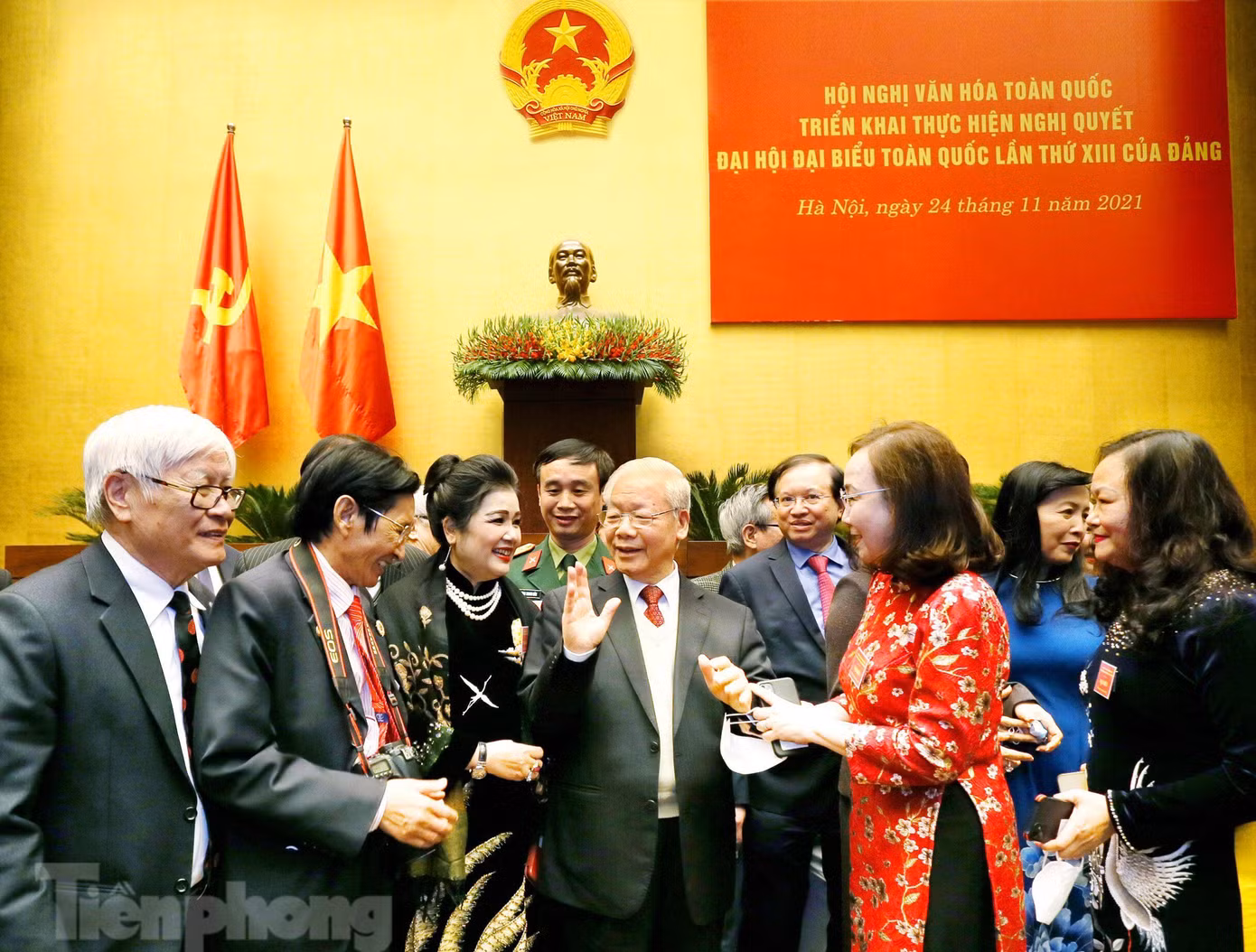 Sinh thời, Tổng Bí thư Nguyễn Phú Trọng không chỉ dành sự quan tâm đặc biệt đến văn hóa mà còn quan tâm đến văn nghệ sĩ. Vì vậy, Tổng Bí thư Nguyễn Phú Trọng không ít lần gặp mặt, nói chuyện và có những chỉ đạo sâu sát. Bức ảnh được chụp bên lề Hội nghị Văn hóa toàn quốc 2021 thể hiện tình cảm, sự quan tâm của Tổng Bí thư Nguyễn Phú Trọng. Ảnh: Như Ý.