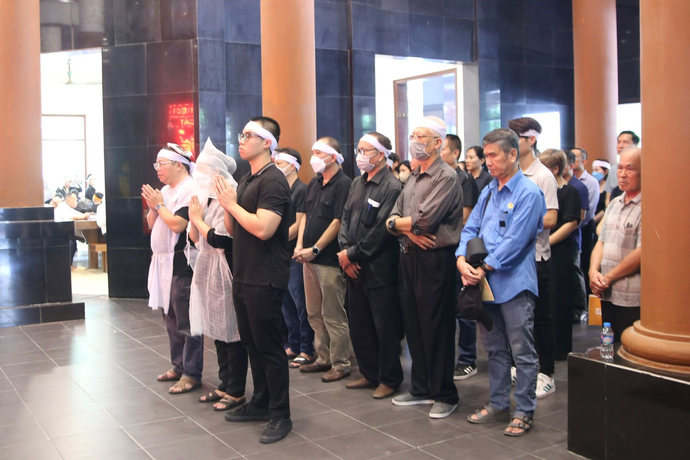 Giây phút tiễn biệt nhà thơ Hoàng Cát. Giây phút tiễn biệt nhà thơ Hoàng Cát.