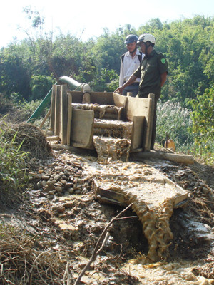 Dòng nước đục ngàu thải sau lọc vàng đổ xuống suối
