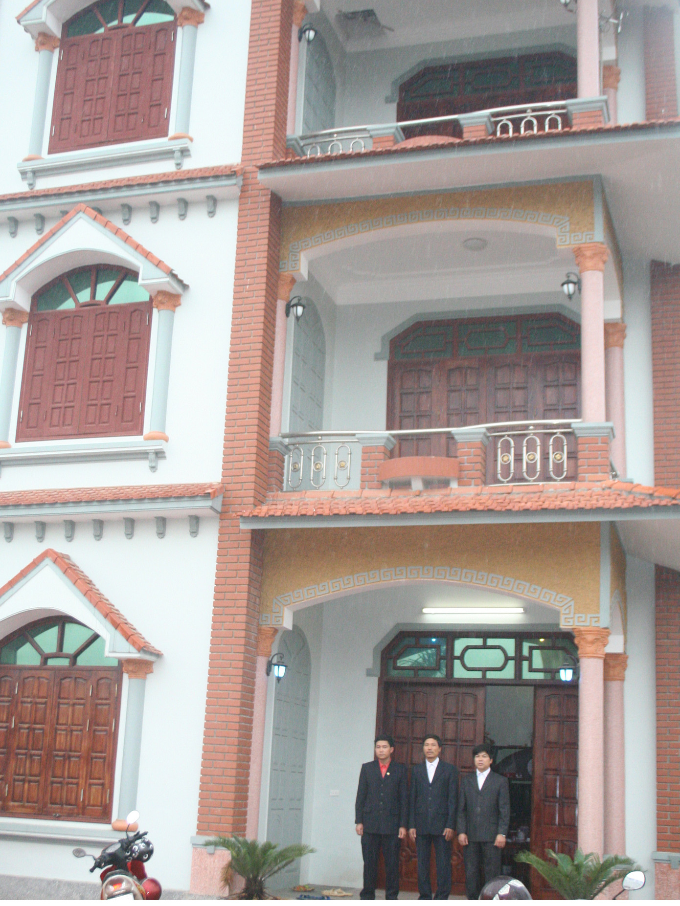 Cán bộ xã có nhà to nhờ vợ