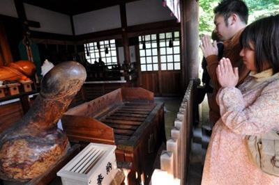 Biểu tượng cho khả năng duy trì nòi giống, dài 2,5m và nặng 280 kg (Krone) Một cặp vợ chồng đang tạ ơn vì người vợ đã mang bầu (Krone) Mỗi chị em 36 tuổi đều ôm một “của quý” trên tay (Krone) Những chiếc Hotdog cũng được tạo hình đặc biệt (Krone) Biểu tượng cho khả năng duy trì nòi giống, dài 2,5m và nặng 280 kg (Krone) Một cặp vợ chồng đang tạ ơn vì người vợ đã mang bầu (Krone) Mỗi chị em 36 tuổi đều ôm một “của quý” trên tay (Krone) Những chiếc Hotdog cũng được tạo hình đặc biệt (Krone)