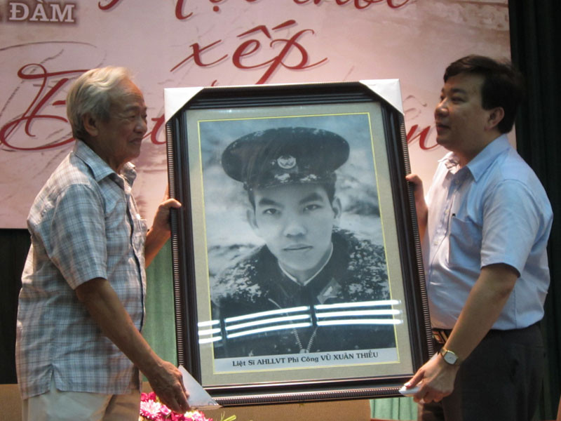 Đại tá Vũ Xuân Thăng tặng bức chân dung người em Liệt sĩ - phi công Vũ Xuân Thiều cho nhà trường làm kỷ niệm