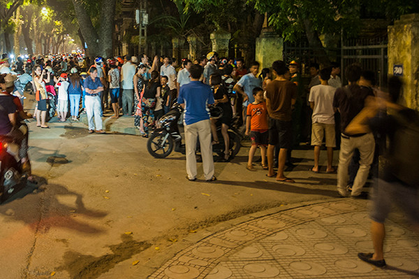 Tối ngày 5/10/2013, sau khi chương trình thời sự lúc 19h công bố tin Đại Tướng Võ Nguyên Giáp qua đời, rất nhiều người dân đã tới nhà riêng của ông tại số 30 phố Hoàng Diệu để bày tỏ lòng thương tiếc cũng như muốn chia sẻ với gia đình của Đại Tướng sự mất mát vô cùng lớn lao này