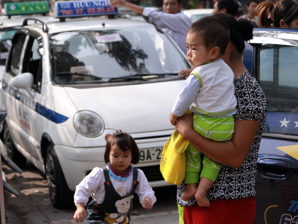 Phía ngoài cổng Bệnh viện mắt Hà Nội