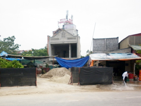 Ngôi nhà của ông Nguyễn Tiến Mạnh xây dựng trái phép trên đất của của UBND xã Xuân Đỉnh, ngay cạnh trụ sở đồn Công an 19, huyện Từ Liêm