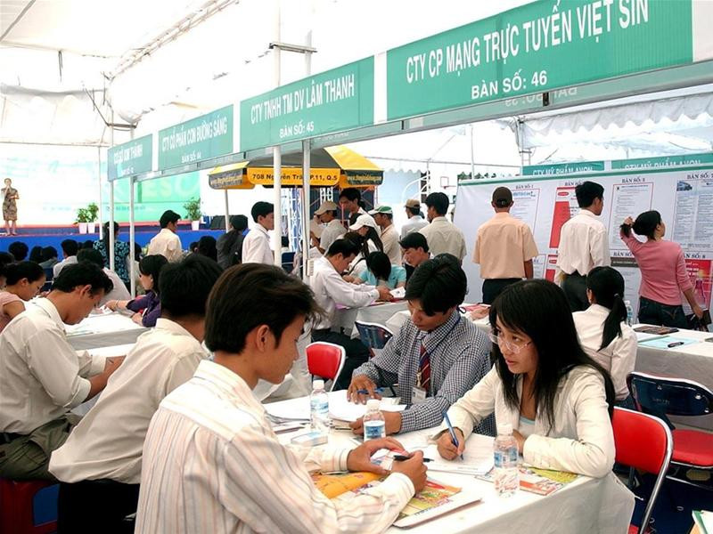 Tham dự phỏng vấn trước các nhà tuyển dụng tại sàn Ảnh: Thế Anh