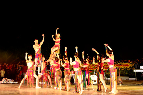 Tại khu vực tượng đài Lý Thái Tổ, một chương trình ca múa nhạc cũng được tổ chức