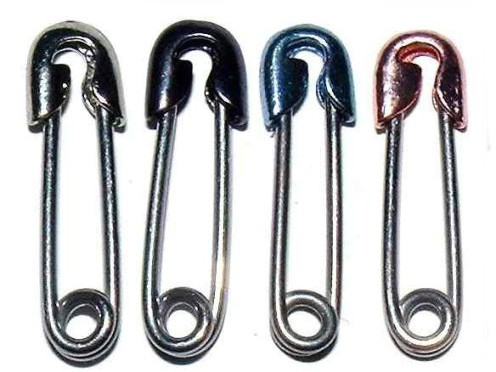 Những chiếc kim băng có thể gây nguy hiểm cho tính mạng của trẻ. Những chiếc kim băng có thể gây nguy hiểm cho tính mạng của trẻ.