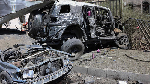 Chiếc xe được cài bom đâm vào khu vực bệnh viện quân đội, Bộ Quốc phòng ở Sanaa