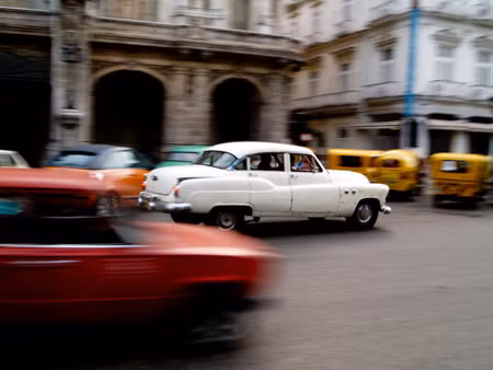 Buick đời 1950 chạy trên đường phố thủ đô Havana