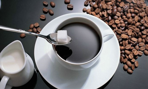 Cà phê có thể kích thích dạ dày tiết ra nhiều dịch vị dẫn đến hiện tượng rối loạn tiêu hoá hoặc nồng độ axit trong dạ dày quá cao. Đặc biệt những người bị loét dạ dày nên uống ít cà phê. Các loại đồ uống có chứa cafein cũng nên hạn chế.