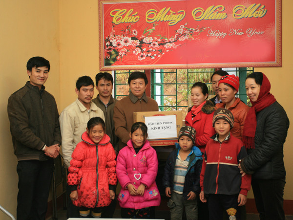 Phó Tổng Biên tập báo Tiền Phong Trần Thanh Lâm, trao quà