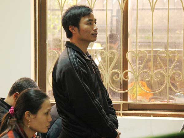 Anh Khuất Văn Hiền - bố của hai nạn nhân nhỏ tuổi gần như suy sụp trước mất mát quá lớn của gia đình