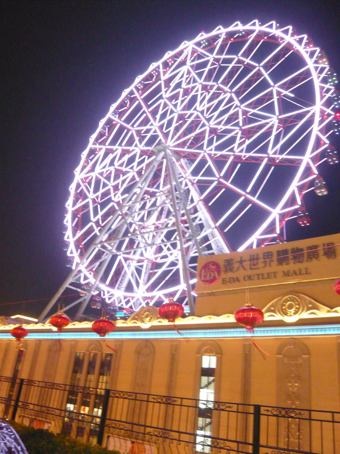 Trung tâm mua sắm bên cạnh khách sạn 5 sao Crowne Plaza trong Eda World. Trung tâm mua sắm bên cạnh khách sạn 5 sao Crowne Plaza trong Eda World