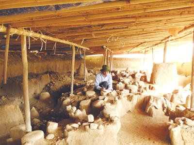 Tác giả tại hố khai quật số 7 thung lũng sông Tang. Ảnh: Văn Chương