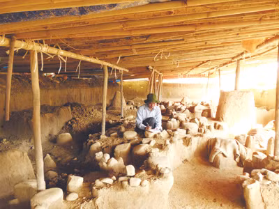 Tác giả tại hố khai quật số 7 thung lũng sông Tang. Ảnh: Văn Chương