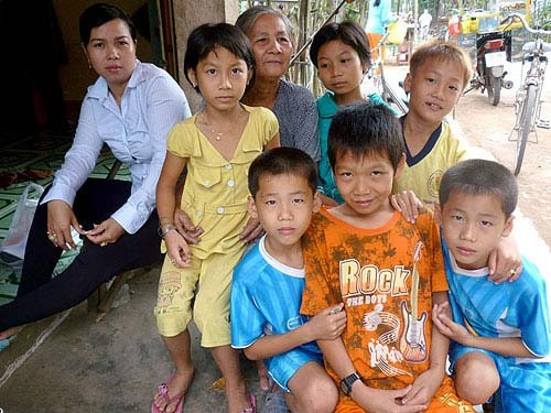 Chị Lành cùng mẹ và các cháu trước căn nhà mới xây ở Hồng Ngự - Đồng Tháp. Chị Lành cùng mẹ và các cháu trước căn nhà mới xây ở Hồng Ngự - Đồng Tháp