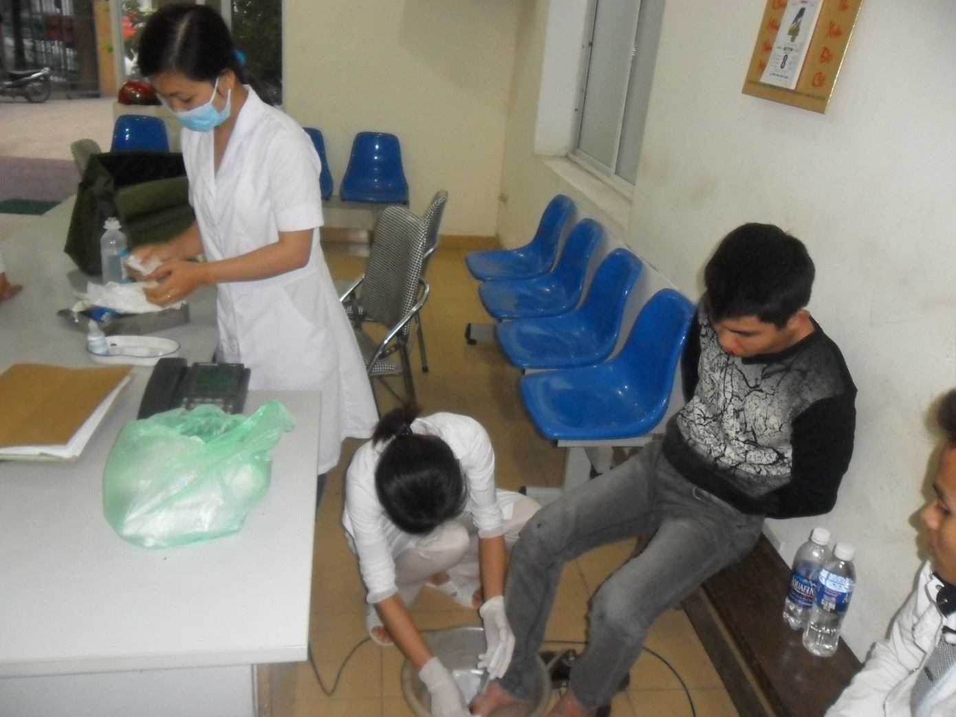 Đối tượng Sơn bị thương trong quá trình truy bắt và đang được cán bộ y tế sơ cứu