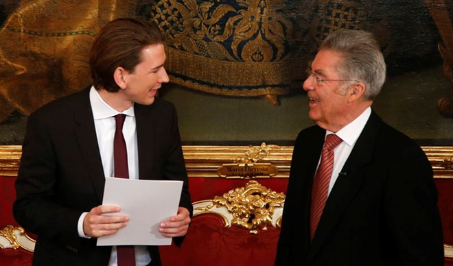 Tân ngoại trưởng Áo Sebastian Kurz đang trò chuyện cùng với Tổng thống Áo Heinz Fischer trong lễ nhậm chức tại Vienna ngày 16/12. Ảnh: Agencies. Bài viết: http://news.zing.vn/Chan-dung-ngoai-truong-27-tuoi-dep-trai-nhu-tai-tu-post378197.html Nguồn Zing News 