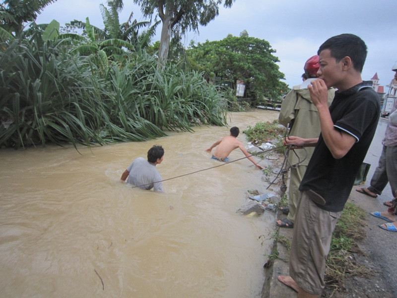 Người dân tìm xe máy dưới mương