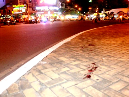 Vết máu của anh Võ Trọng Thép sau khi bị hai tên cướp đâm vẫn lưu lại trên phố