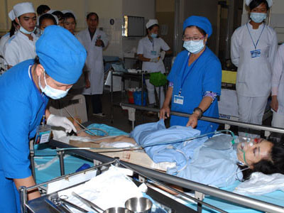 Đến sáng 23/5, sức khỏe của 3 người bị thương đã có dấu hiệu phục hồi nhưng vẫn đang trong tình trạng phải theo dõi chặt chẽ. Đến sáng 23/5, sức khỏe của 3 người bị thương đã có dấu hiệu phục hồi nhưng vẫn đang trong tình trạng phải theo dõi chặt chẽ