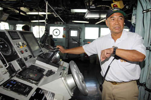 Còn đây là buồng lái của tàu USNS Salvor với sĩ quan chỉ huy Aguinaldo . Còn đây là buồng lái của tàu USNS Salvor với sĩ quan chỉ huy Aguinaldo