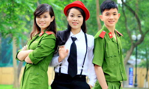 Nữ thủ khoa kép (bên trái) cùng hai người em đang theo học ở Hà Nội