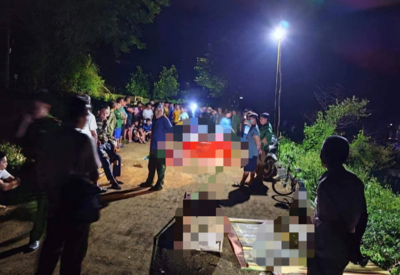 Thi thể ba em nhỏ được tìm thấy dưới hồ nước.